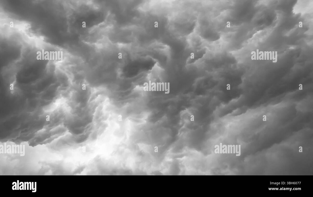 Nuages de tempête gris sombre et sinistre. Ciel spectaculaire Banque D'Images
