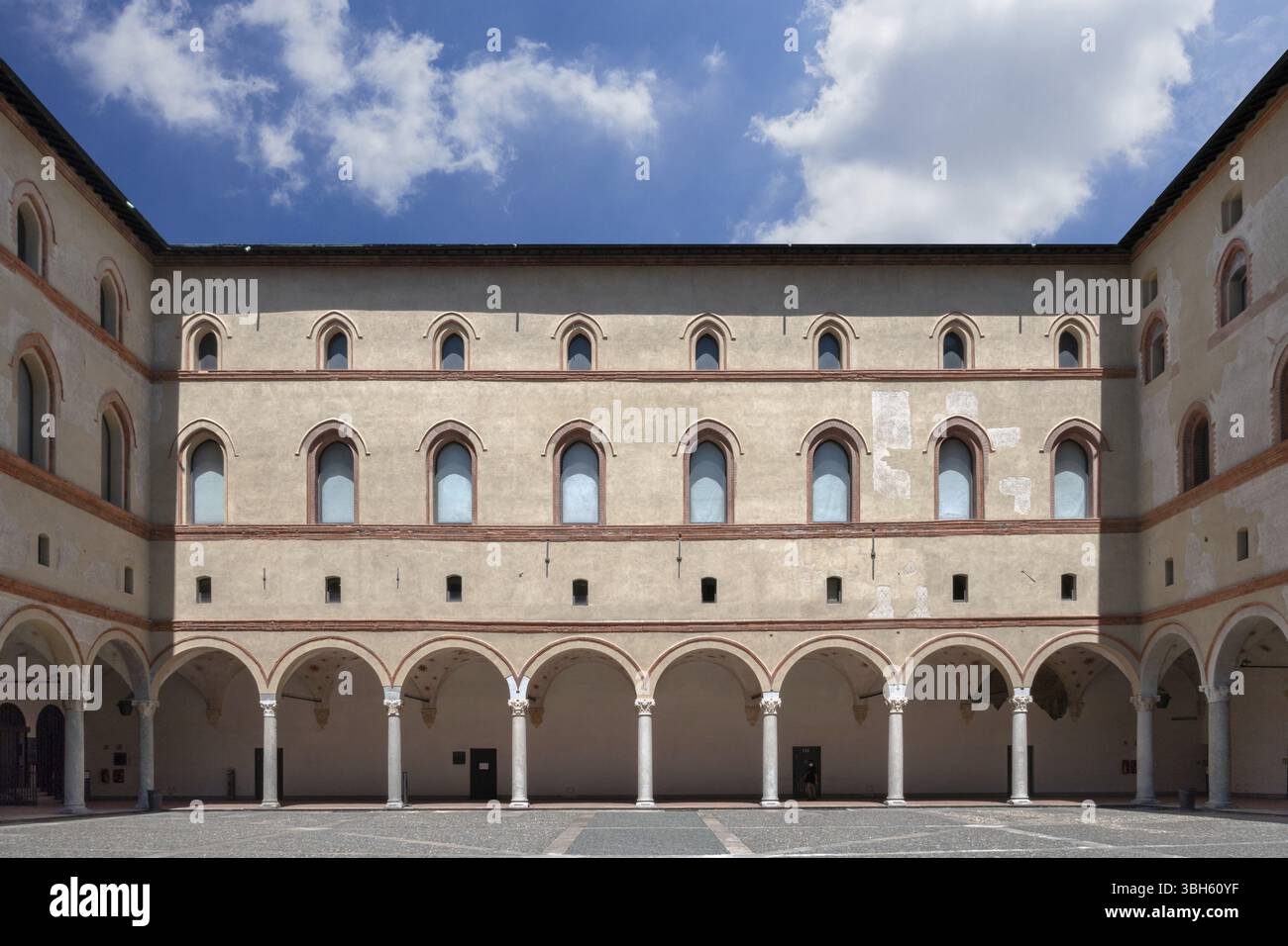 Vue de la cour intérieure aux murs et arcades de l'ancienne forteresse médiévale Rocchetta à l'intérieur du château Sforza. Milan, ITALIE - 7 juillet 2020 Banque D'Images