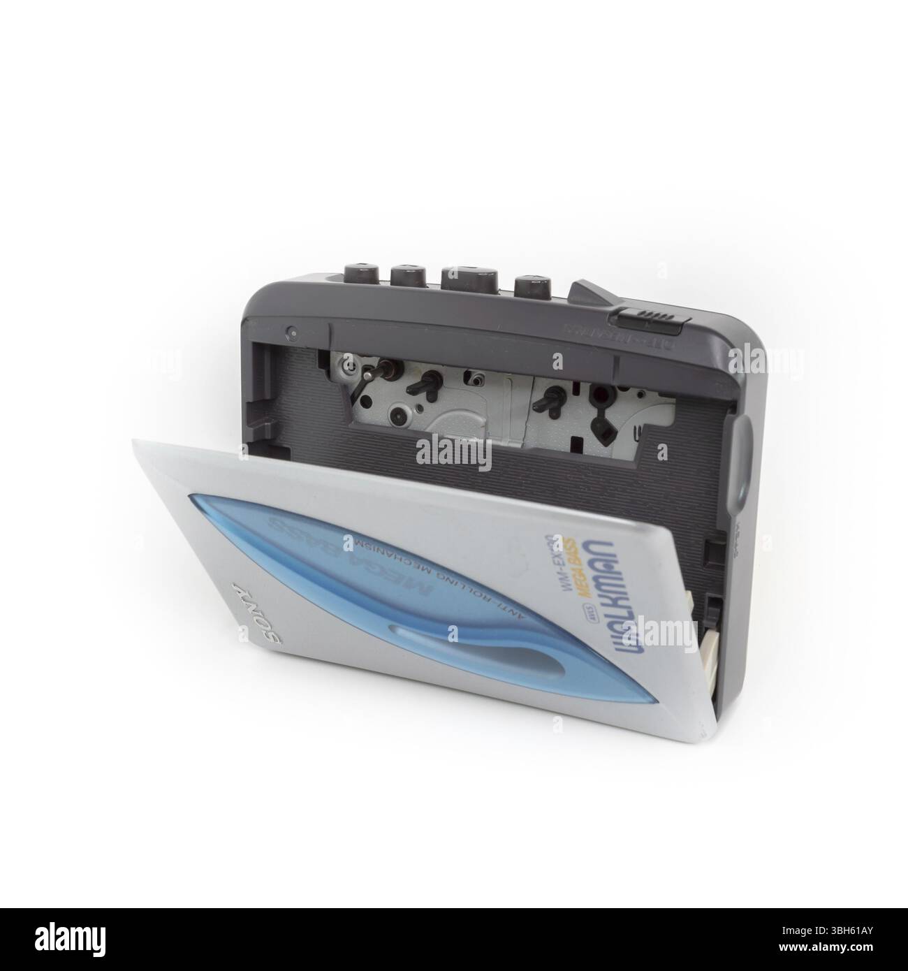 WALKMAN ® Sony. Lecteur de cassettes audio portable vintage avec écouteurs et cassette. Périphérique sur fond blanc. Bergame, ITALIE - 24 mars Banque D'Images