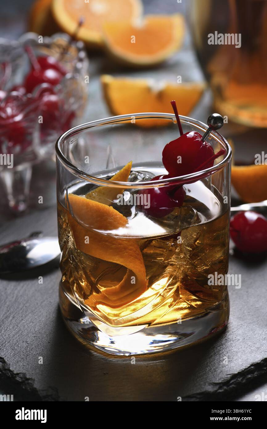 La rousse irlandaise. Cocktail whisky, sirop de grenadine, club soda, jus de citron ou de citron vert, garni de zeste de cerise et d'orange, servi en classe de scotch wi Banque D'Images