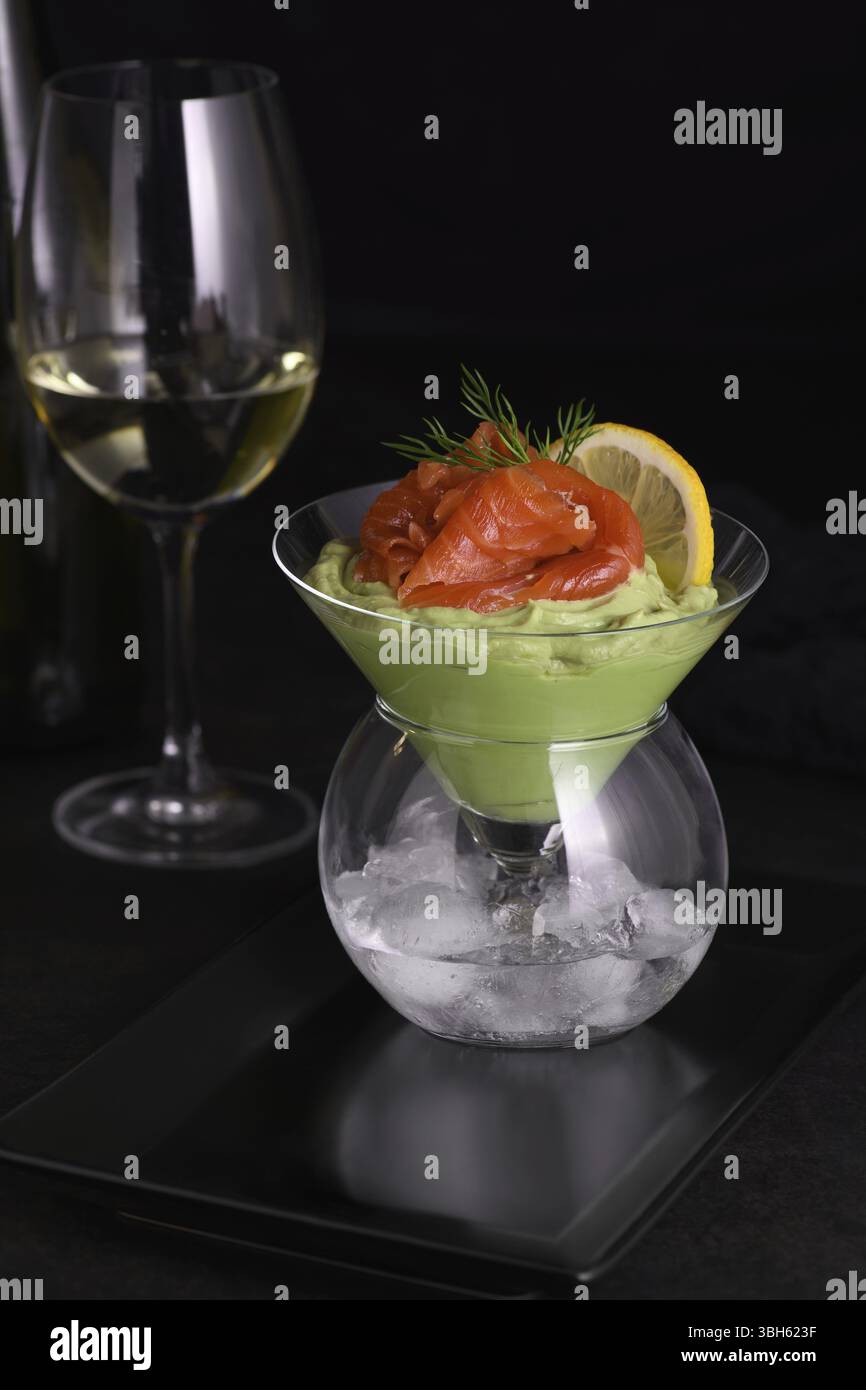 Taste est une combinaison de pulpe d'avocat avec une texture délicate de crème de fromage à pâte molle et de saumon, avec l'ajout d'aneth et d'une tranche de citron. Servin Banque D'Images