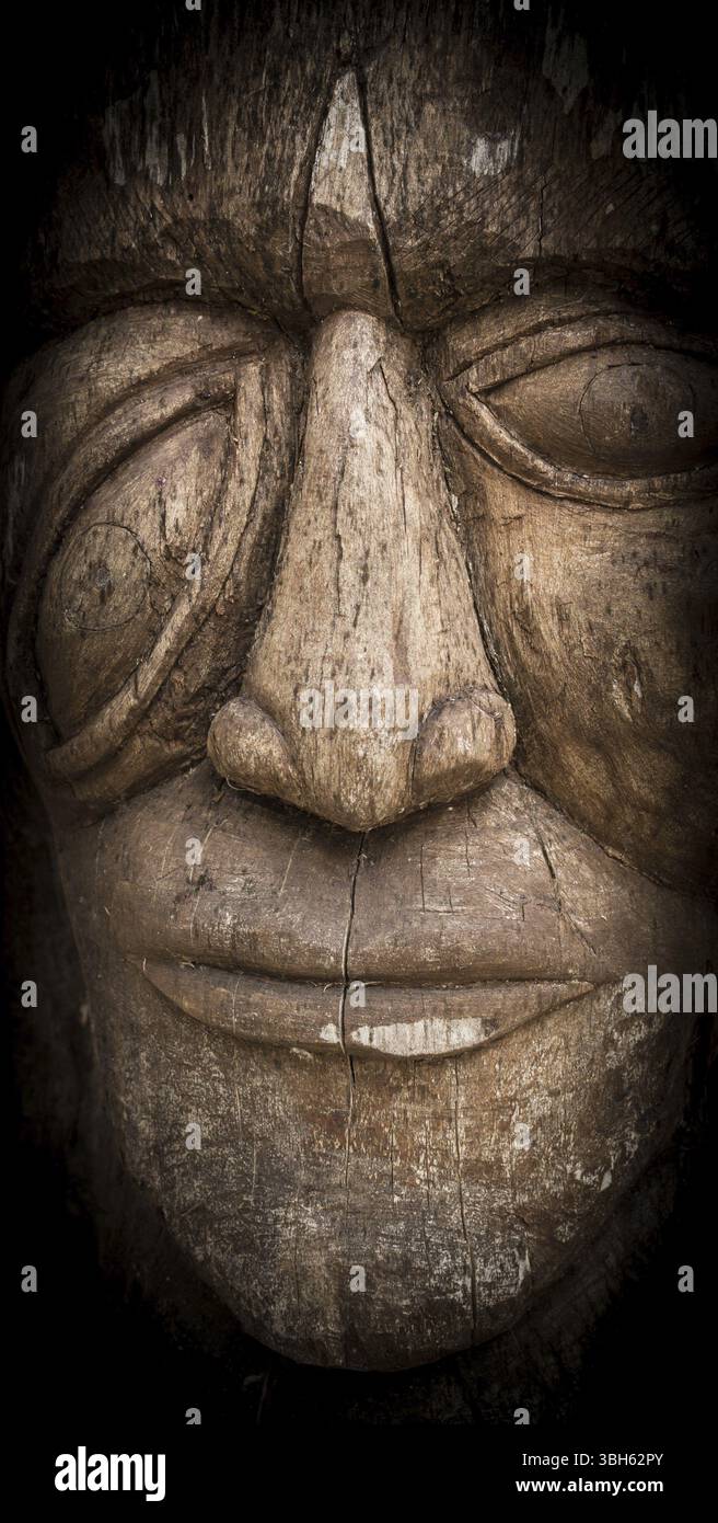Masque tribal en bois d'Afrique Banque D'Images