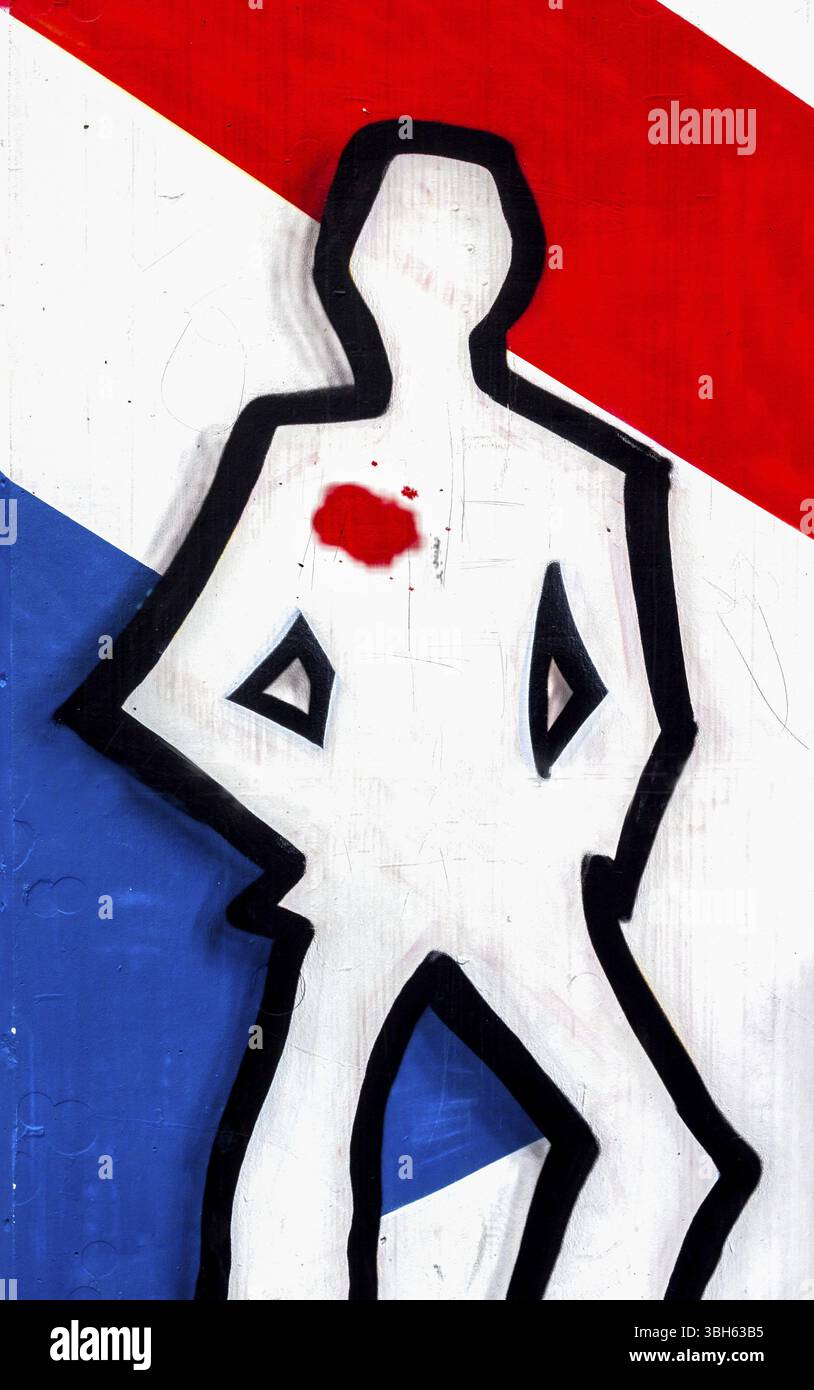 Silhouette humaine avec tache de sang, contre le drapeau français. Une représentation conceptuelle des victimes françaises de l'EI Banque D'Images