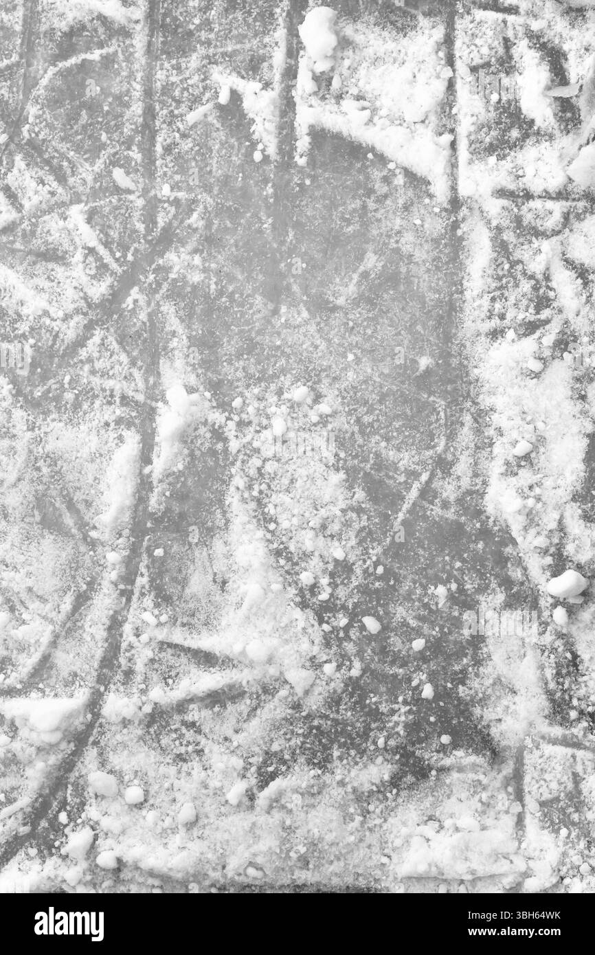 Plancher de la patinoire. Fond de glace avec des marques de patinage et de hockey. Papier peint pour sports d'hiver Banque D'Images