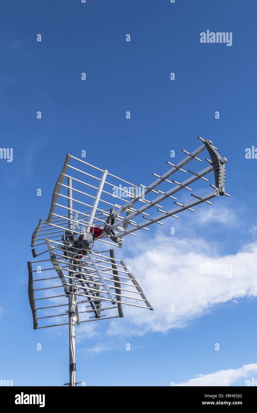 Antenne directionnelle pour la réception de la télévision numérique DVB-T et DVB-T2 contre un ciel bleu Banque D'Images