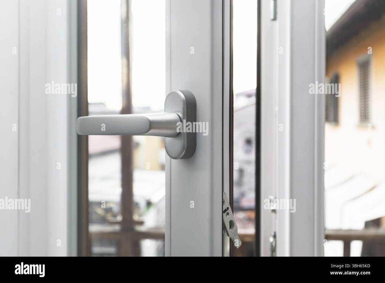Détail ouvert de fenêtre en aluminium. Vue rapprochée du cadre de porte métallique. Isolation phonique. Efficacité énergétique, profil de sécurité, fond extérieur de jardin flou Banque D'Images Détail ouvert de fenêtre en aluminium. Vue rapprochée du cadre de porte métallique. Isolation phonique. Efficacité énergétique, profil de sécurité, fond extérieur de jardin flou Banque D'Images