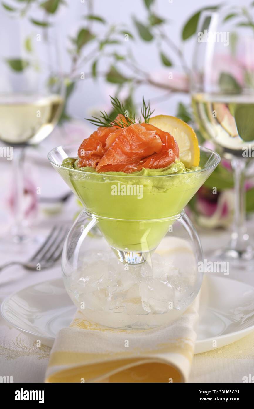 Taste est une combinaison de pulpe d'avocat avec une texture délicate de crème de fromage à pâte molle et de saumon, avec l'ajout d'aneth et d'une tranche de citron. Servin Banque D'Images