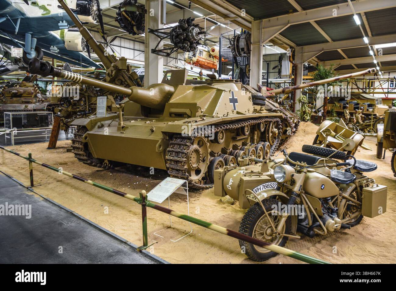 SINSHEIM, ALLEMAGNE - MAI 2022: Sable militaire Sturmgeschutz StuG III 3 fusil d'assaut et moto BMW R75 WW2 3rd reich allemagne nazie Banque D'Images