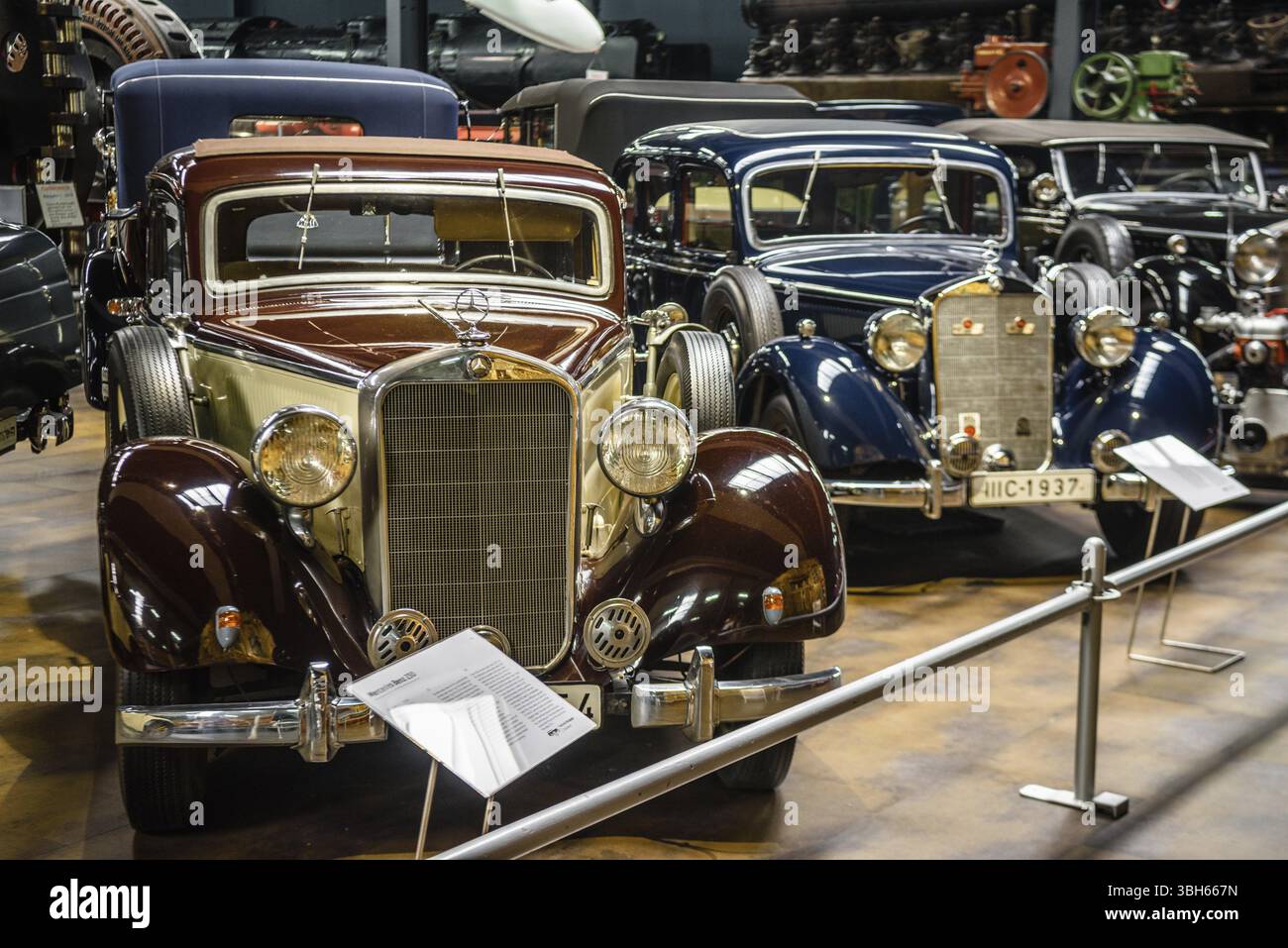 SINSHEIM, ALLEMAGNE - MAI 2022 : Mercedes-Benz beige marron 230 1938 55ps Banque D'Images