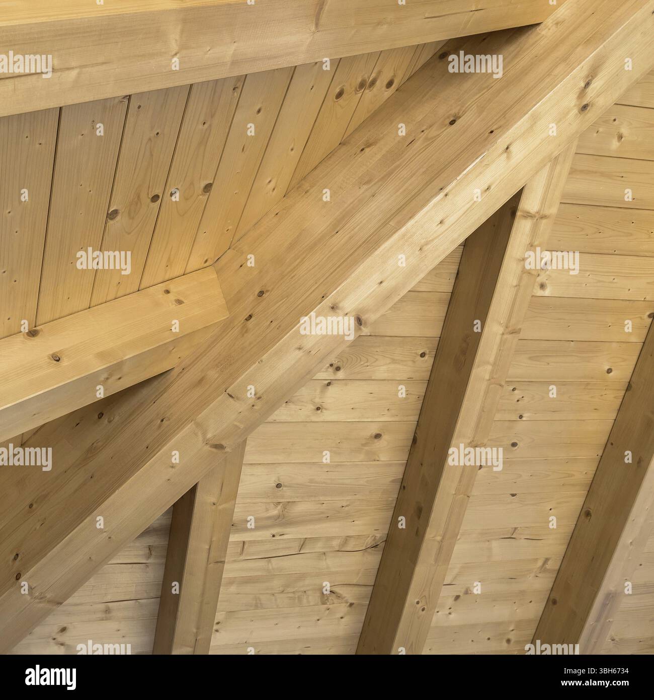Plafond en bois avec poutres apparentes. Toit intérieur en bois avec poutres apparentes Banque D'Images