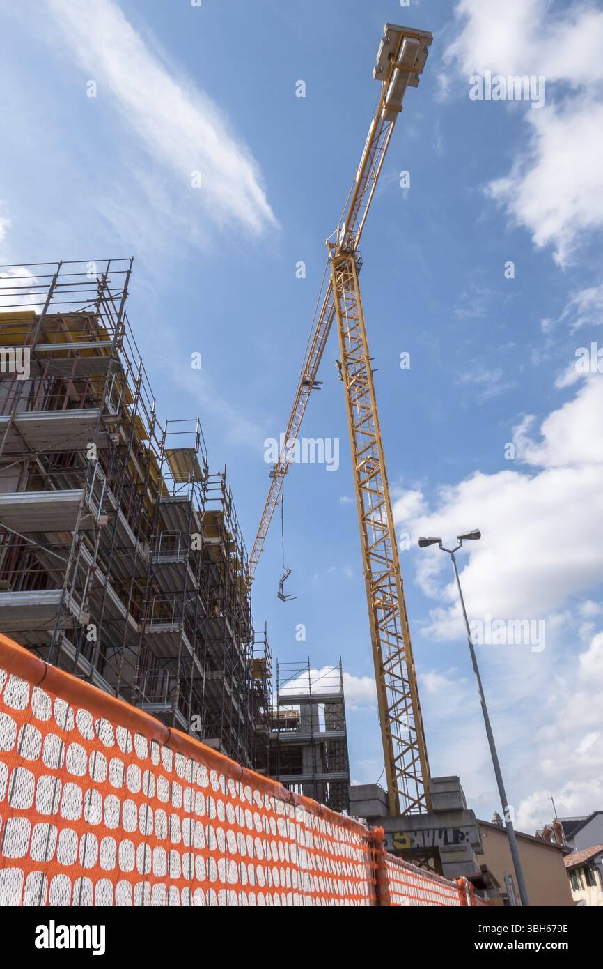 De vastes plates-formes fournissant des échafaudages pour les travaux en cours sur un nouveau bloc d'appartement. Site de construction. Immobilier grues. Bâtiment de grande hauteur Banque D'Images