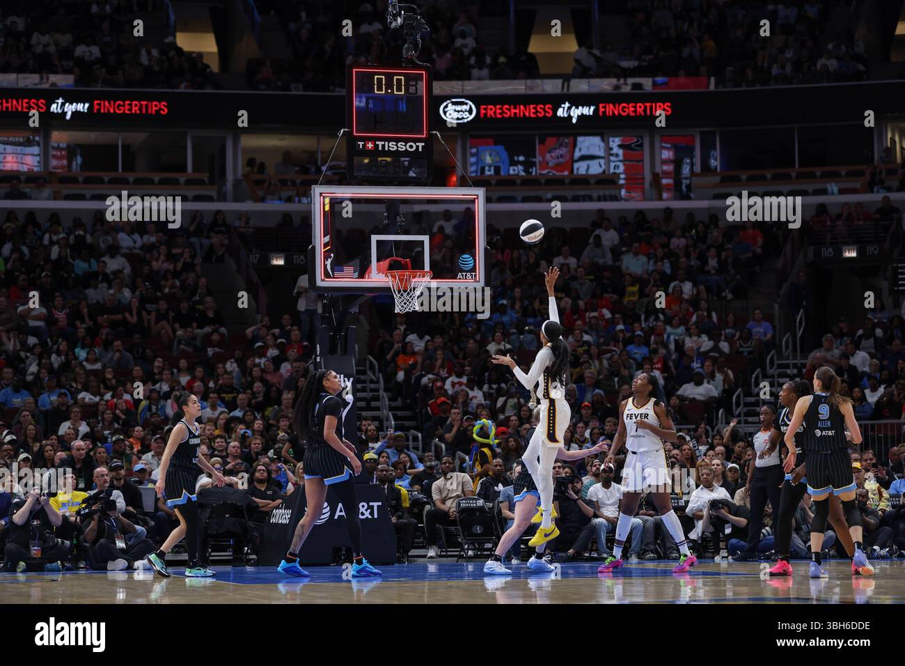 Chicago, États-Unis. 07 juin 2025. Chicago, USA, 7 juin 2025 : DeWanna Bonner (25 Indiana Fever) tire la balle au buzzer pendant le match entre le Chicago Sky et Indiana Fever le samedi 7 juin 2025 au United Center, Chicago, USA. (PAS D'USAGE COMMERCIAL) (Shaina Benhiyoun/SPP) crédit : SPP Sport Press photo. /Alamy Live News Banque D'Images