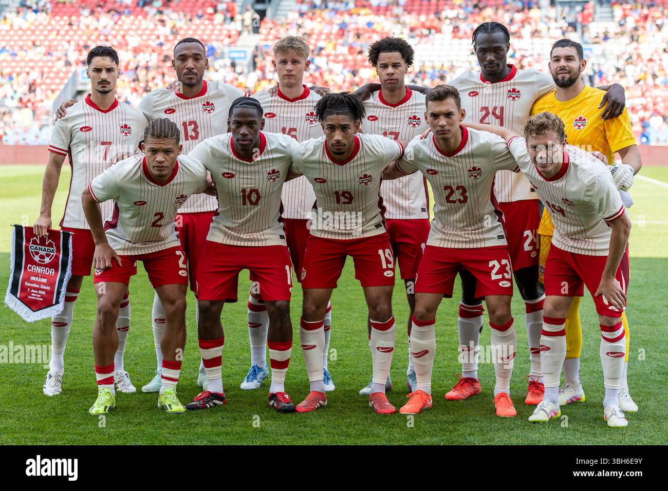Toronto, Ontario, Canada. 7 juin 2025. Les 11 joueurs de départ pour le Canada en haut de gauche à droite Stephen.Eustaquio #7, Derek.Cornelius #13, Luc.de Fougerolles #16, Tajon.Buchanan #17, Promise.David #24, Maxime.Crepeau #16. En bas de gauche à droite Zorhan.Bassong #2, Jonathan.David #10, Nathan-Dylan.Saliba #19, Niko.Sigur #23, Jacob.Shaffelburg #14 posent pour une photo d'équipe avant de jouer l'Ukraine dans leur match du tournoi du bouclier canadien au BMO Field le 7 juin 2025 à Toronto, Ontario, Canada. (Crédit image : © Angel Marchini/ZUMA Press Wire) USAGE ÉDITORIAL SEULEMENT ! Non destiné à UN USAGE commercial ! Banque D'Images