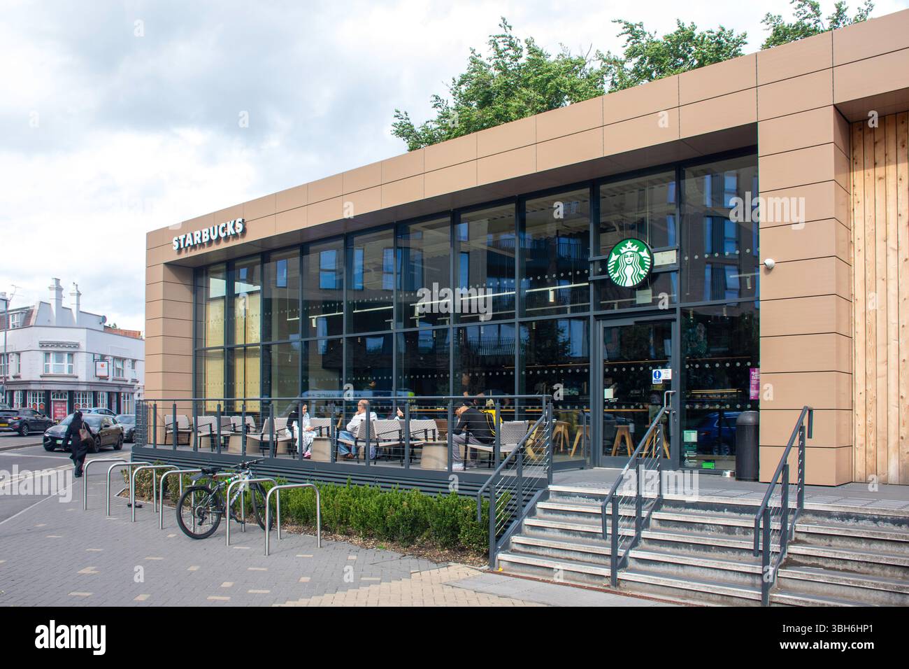 Starbucks Coffee Shop, Plough Lane Shopping Centre, Plough Lane, Wimbledon, London Borough of Merton, Greater London, Angleterre, Royaume-Uni Banque D'Images