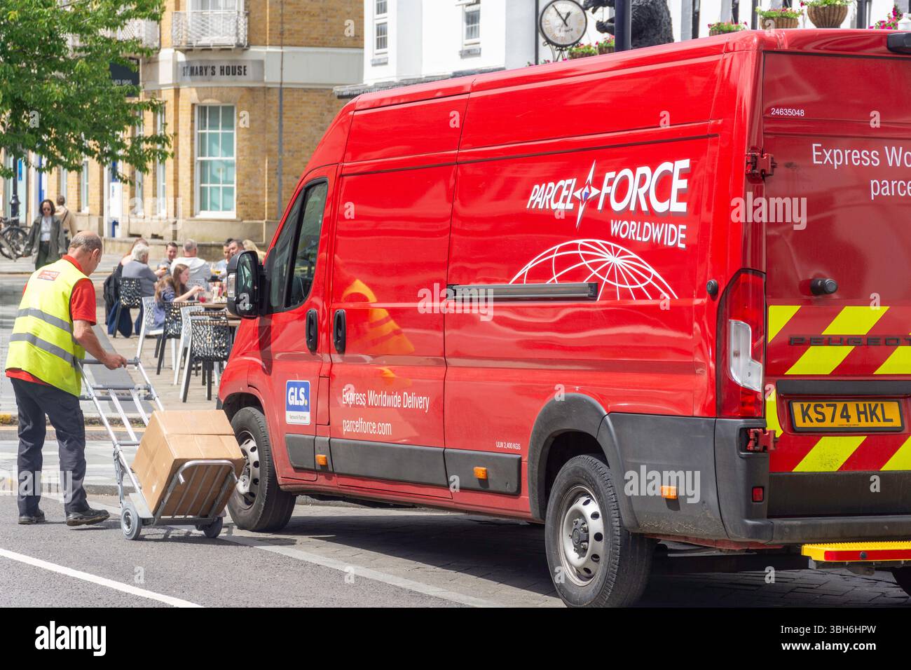 Fourgon de livraison Parcel Force Worldwide, High Street, Maidenhead, Royal Borough of Windsor and Maidenhead, Berkshire, Angleterre, Royaume-Uni Banque D'Images