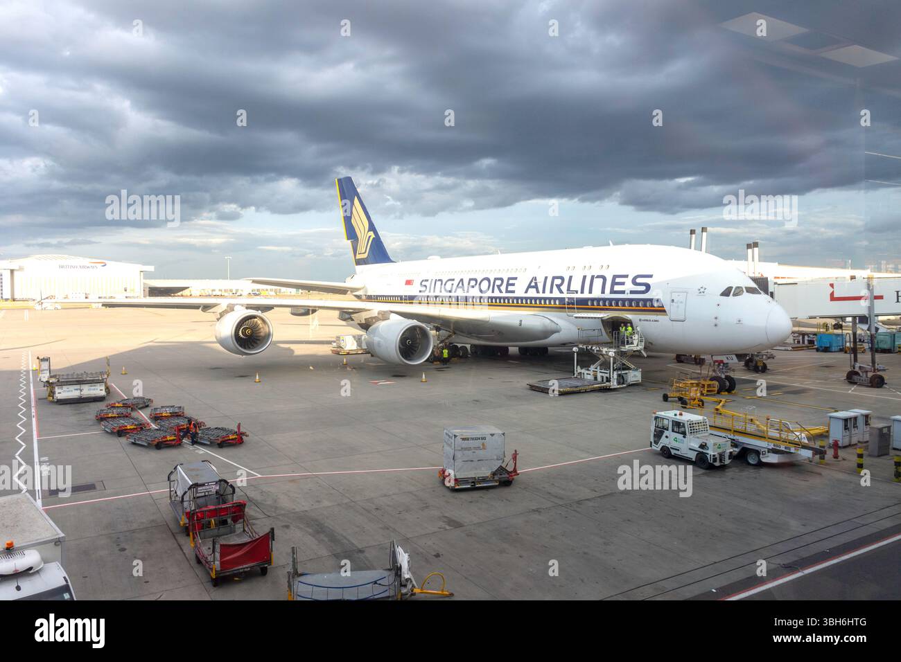 Singapour Airbus A380 à la porte d'embarquement, terminal 2, aéroport d'Heathrow. London Borough of Hillingdon, Greater London, Angleterre, Royaume-Uni Banque D'Images