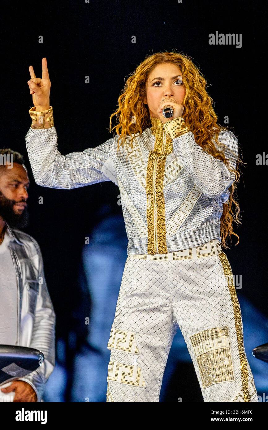 Shakira se produit sur scène lors du Las Mujeres ya No Lloran World Tour au Hard Rock Stadium de Miami Gardens, en Floride, le samedi 7 juin 2025. Photo de Gary i Rothstein/UPI Banque D'Images
