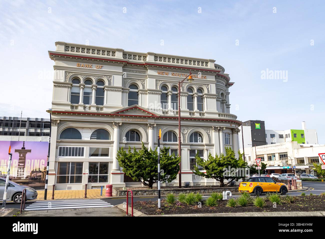 Centre-ville d'Invercargill, Southland, Nouvelle-Zélande, ancien bâtiment de la Banque de Nouvelle-Galles du Sud sur la rue Tay, un bâtiment du patrimoine maintenant rénové,2025 Banque D'Images