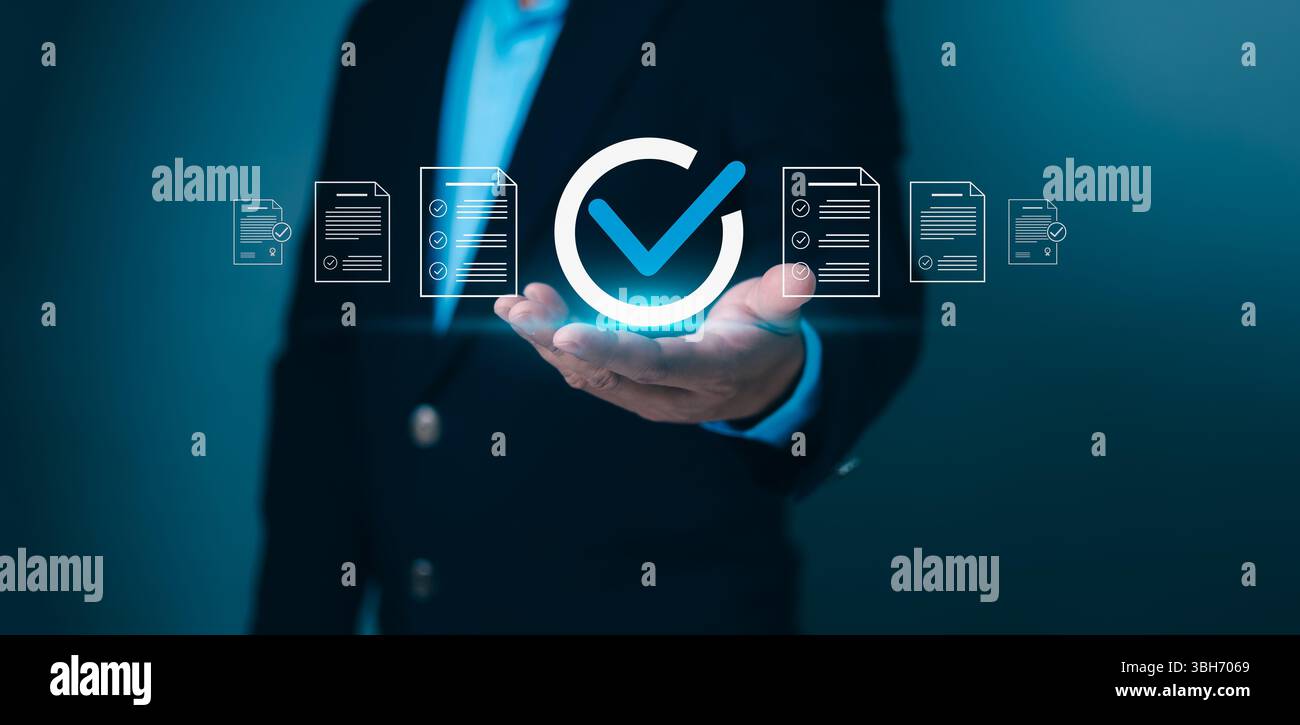 Homme d'affaires tenant une icône de coche entourée de listes de documents, symbolisant la réussite, l'assurance qualité et la conformité. Idéal pour Banque D'Images