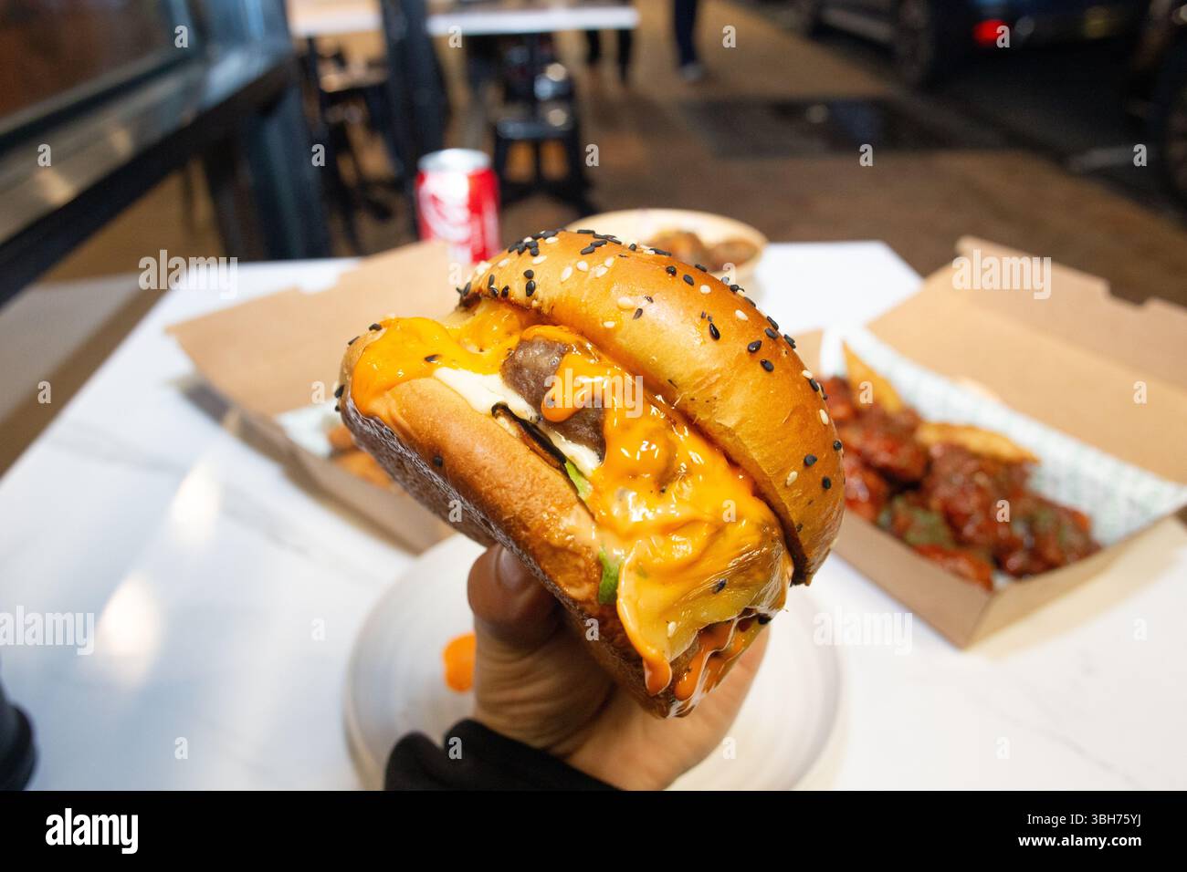 Sauce au poulet rouge épicé coréenne séchée profondément dans une boîte à emporter en papier. Banque D'Images