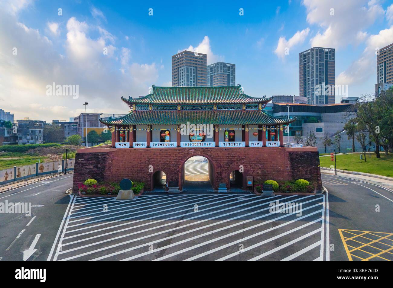 Tour de porte de Ying'en, ville de Dongguan, province du Guangdong, Chine Banque D'Images