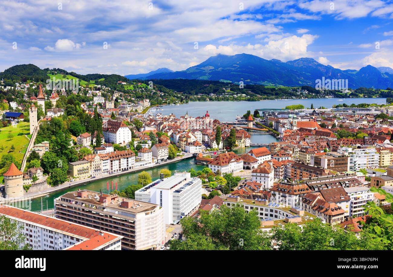 Lucerne, Suisse. Centre-ville historique avec son célèbre pont de la Chapelle et Mt. Pilatus sur le fond. (Vierwaldstattersee) Banque D'Images