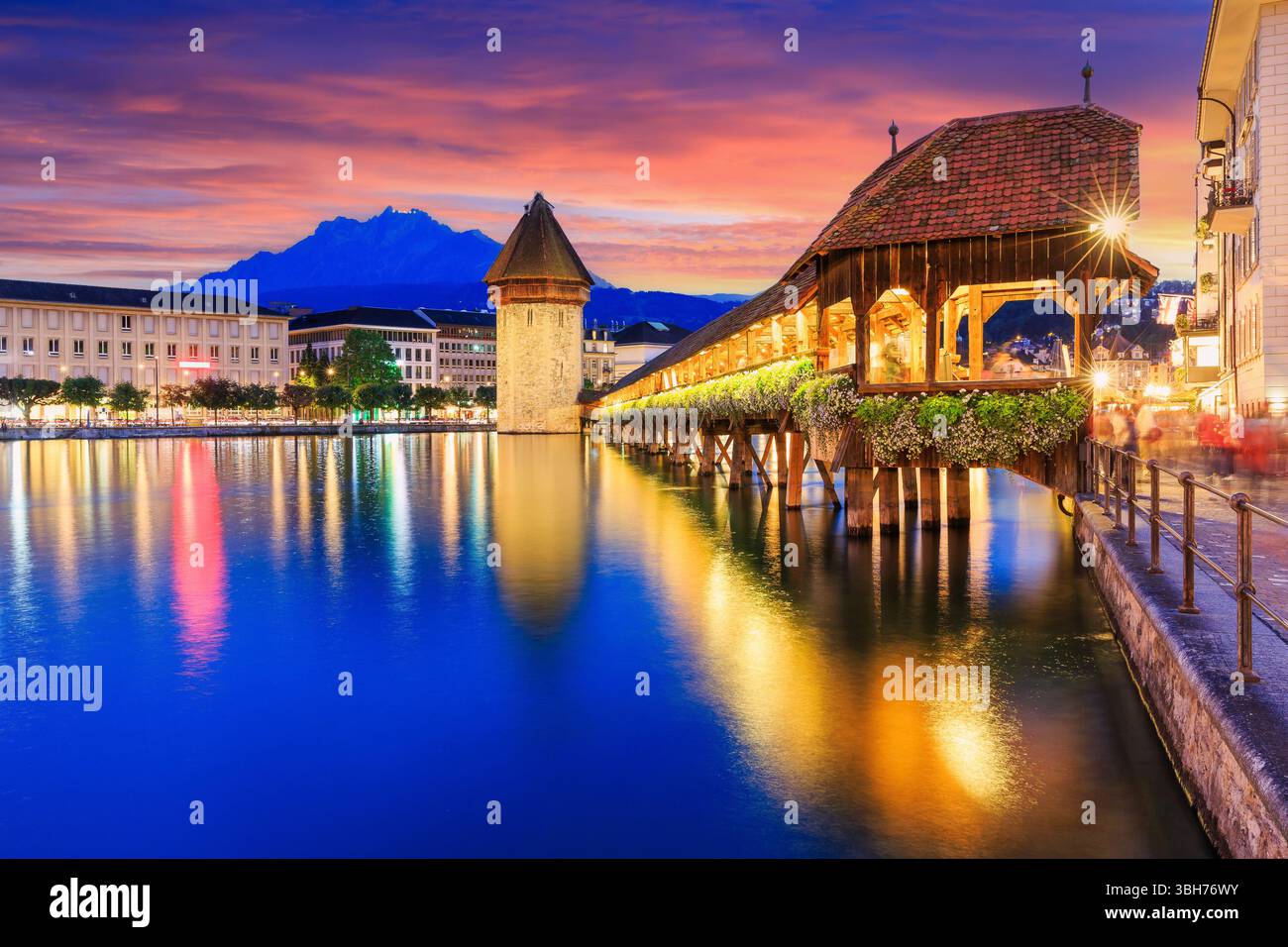 Lucerne, Suisse. Centre-ville historique avec son célèbre pont de la Chapelle et Mt. Pilatus sur le fond. (Vierwaldstattersee) Banque D'Images