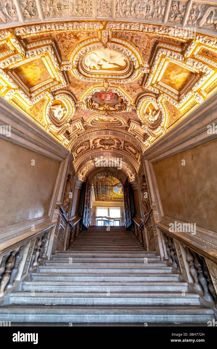 Venise, Italie - 6 février 2025 : Scala dei Giganti (escalier des géants) à l'intérieur du Palais des Doges (Palazzo Ducale) à Venise, Italie Banque D'Images