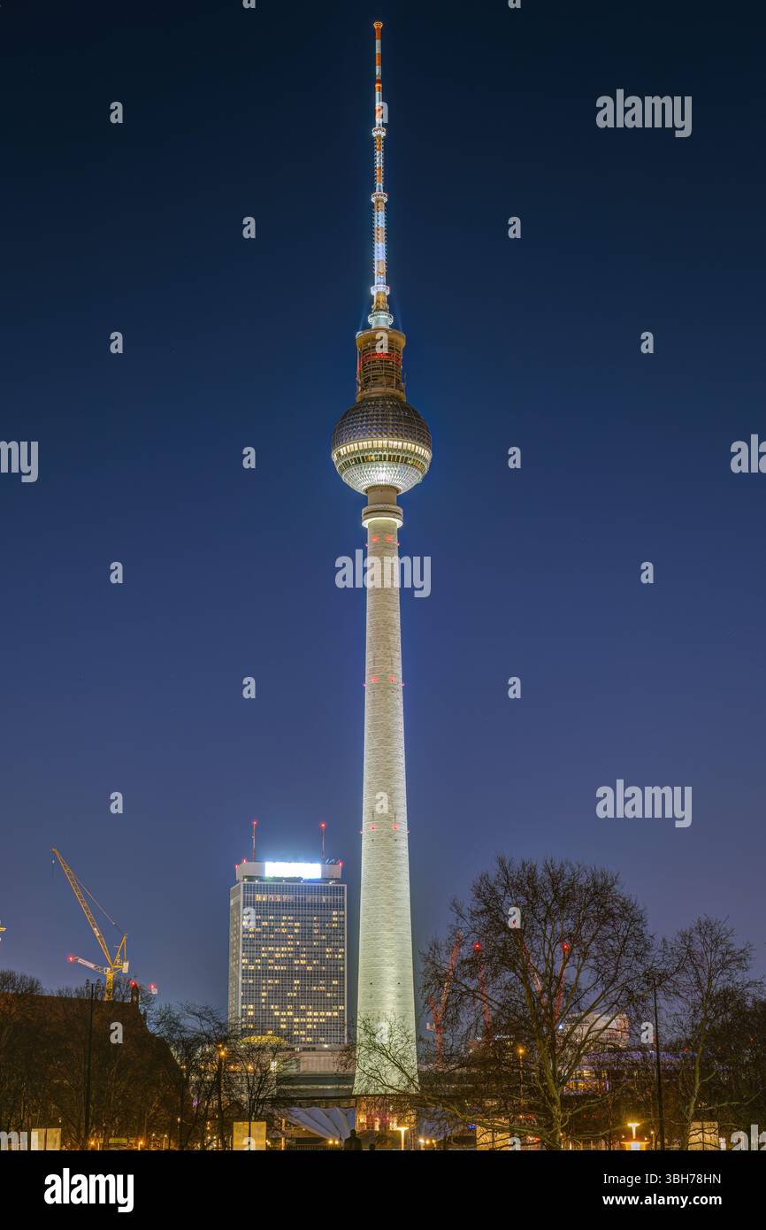 La célèbre tour de télévision de Berlin la nuit Banque D'Images