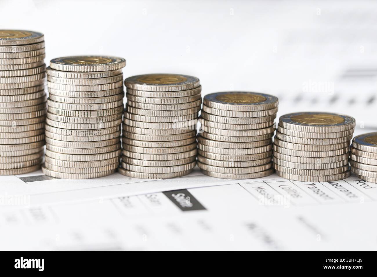 Piles de pièces en euros. Concept d'épargne financière. Gestion des investissements et du capital. Thème affaires et banque. Monnaie européenne gros plan. Banque D'Images