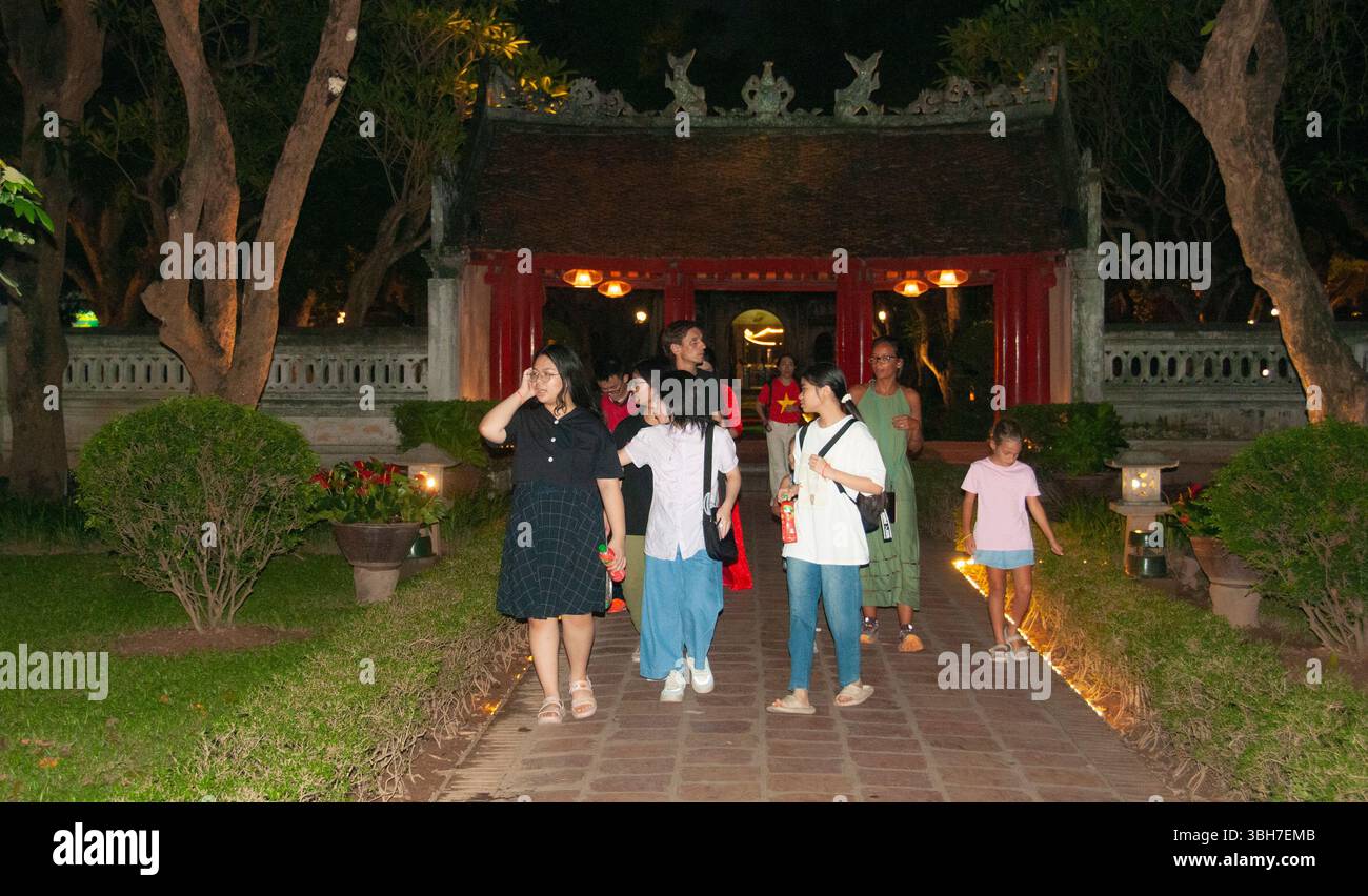 (250608) -- HANOI, 8 juin 2025 (Xinhua) -- les touristes font une visite nocturne au Temple de la littérature à Hanoi, Vietnam, 4 juin 2025. Dans la capitale vietnamienne de Hanoi, le Temple de la littérature, connu localement sous le nom de Van Mieu, a commencé à utiliser les technologies de projection numérique pour présenter son patrimoine culturel sous un jour nouveau, attirant l'intérêt croissant des visiteurs locaux et internationaux. Construit en 1070 sous la dynastie Ly au Vietnam, le site est l'un des monuments historiques les plus anciens et les plus vénérés du pays, créé à l'origine pour honorer Confucius et servant plus tard de première université nationale du Vietnam Banque D'Images