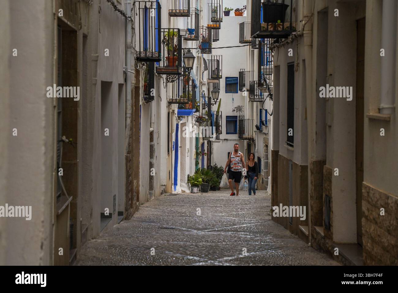 Rues étroites dans la partie ancienne de la ville espagnole Peñíscola, Peníscola, Costa del Azahar, Province de Castellón, Communauté valencienne, Espagne Banque D'Images