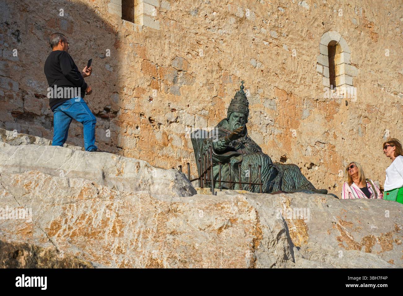 Statue sur les murs de la vieille ville espagnole Peñíscola, Peníscola, Costa del Azahar, Province de Castellón, Communauté valencienne, Espagne Banque D'Images