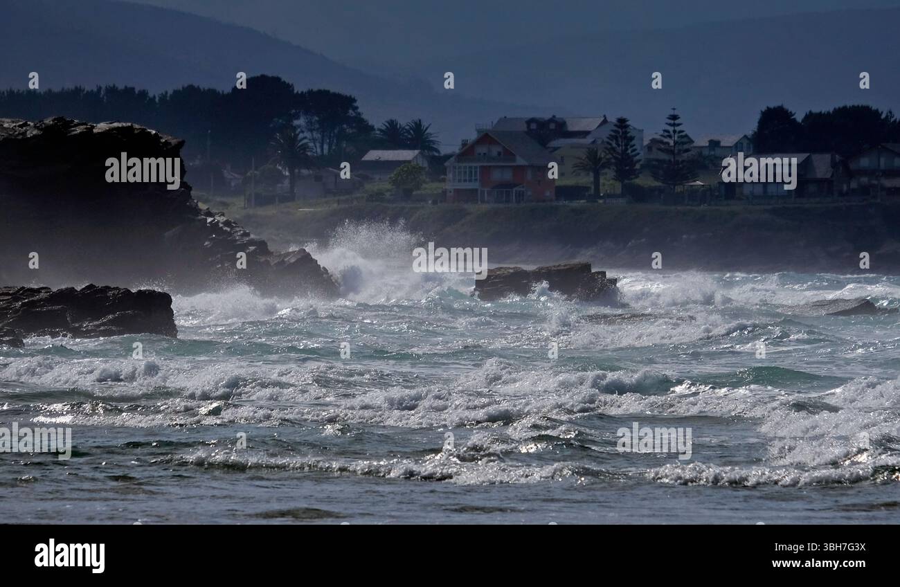 Vagues sauvages près de la Playa de las Catedrales en Galice, Espagne Banque D'Images