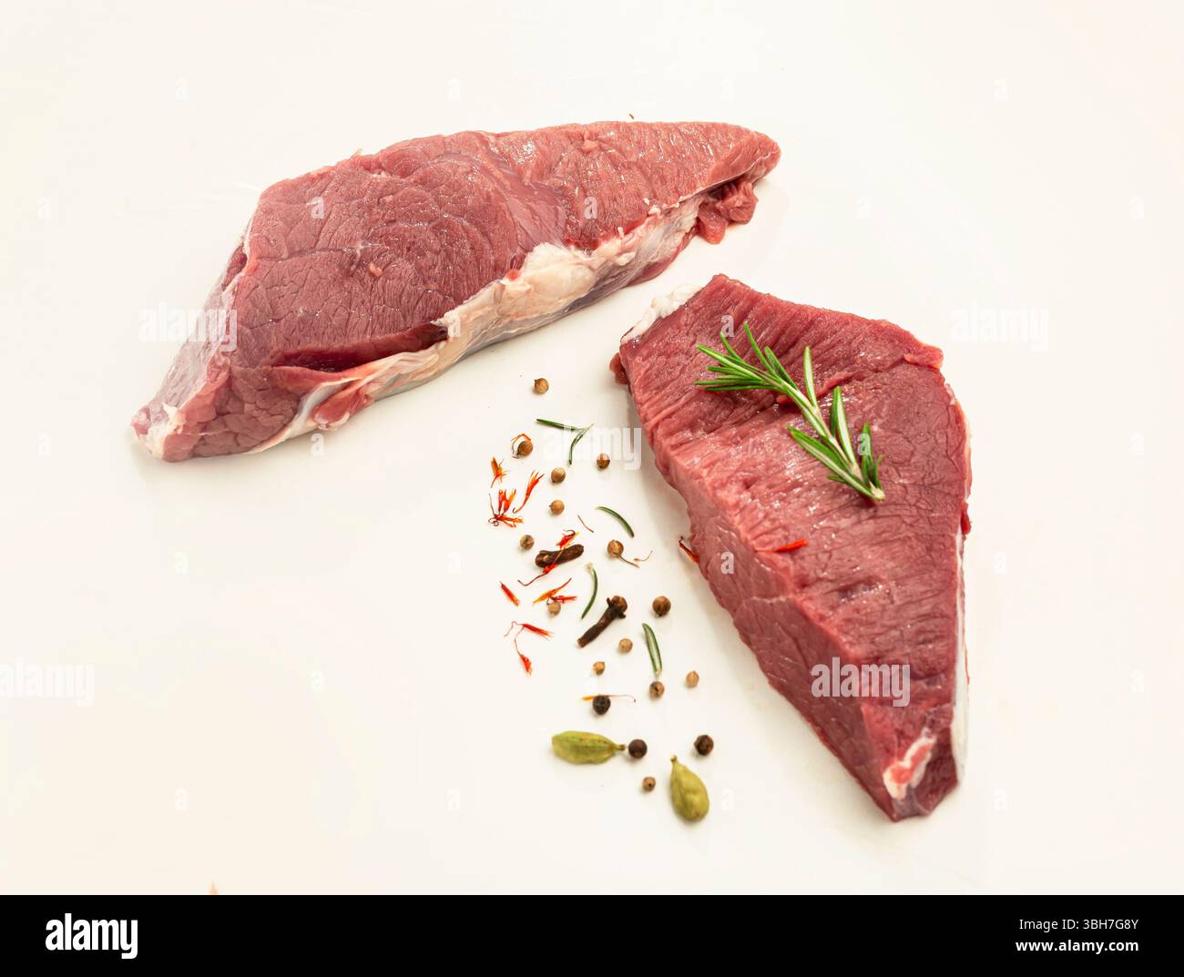 Morceaux de viande de veau sur fond blanc. Banque D'Images