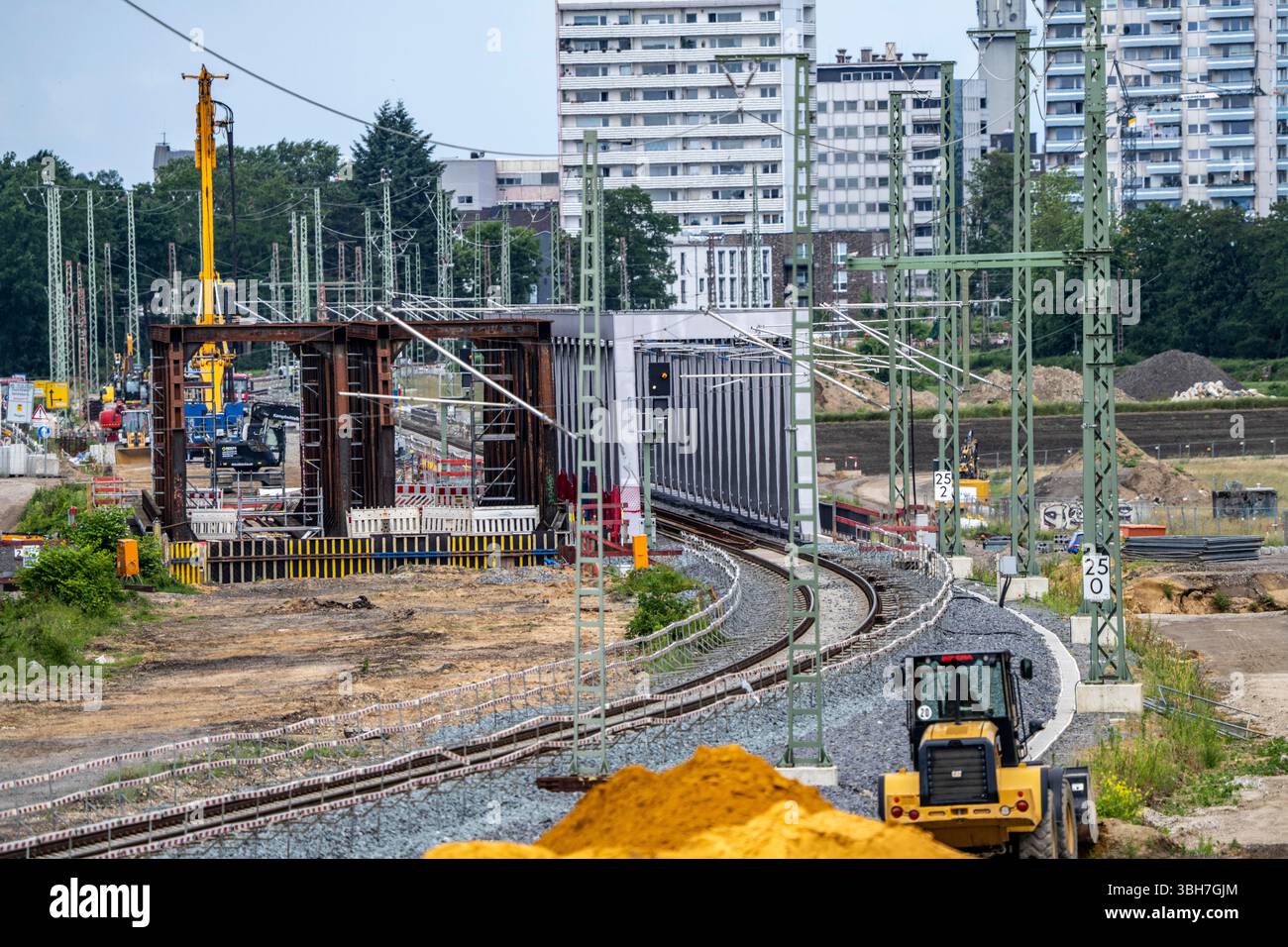 La conversion et l'extension de la ligne de chemin de fer Emmerich-Oberhausen à trois voies, dont 47 ponts, seront nouvellement construits ou adaptés, y compris Banque D'Images