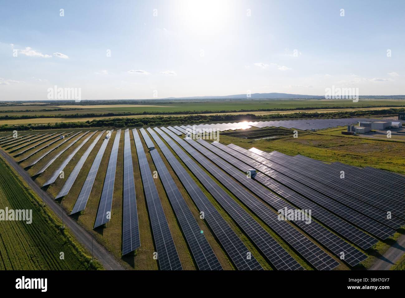 Vue aérienne de la centrale solaire avec stockage d'énergie. Banque D'Images
