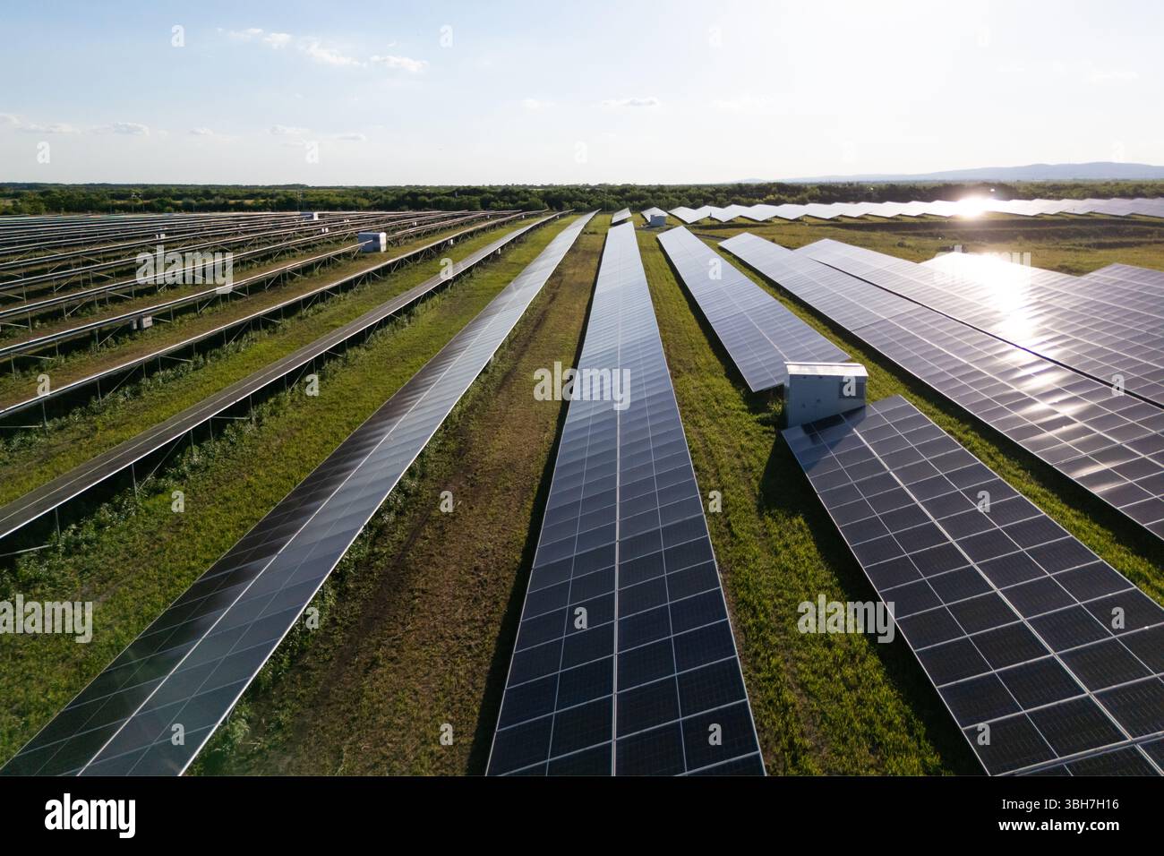 Vue aérienne de la centrale solaire avec stockage d'énergie. Banque D'Images