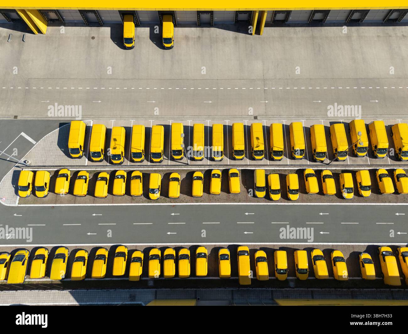 Moyeu de fourgonnettes de livraison. Flotte de véhicules de poste jaune.. Banque D'Images