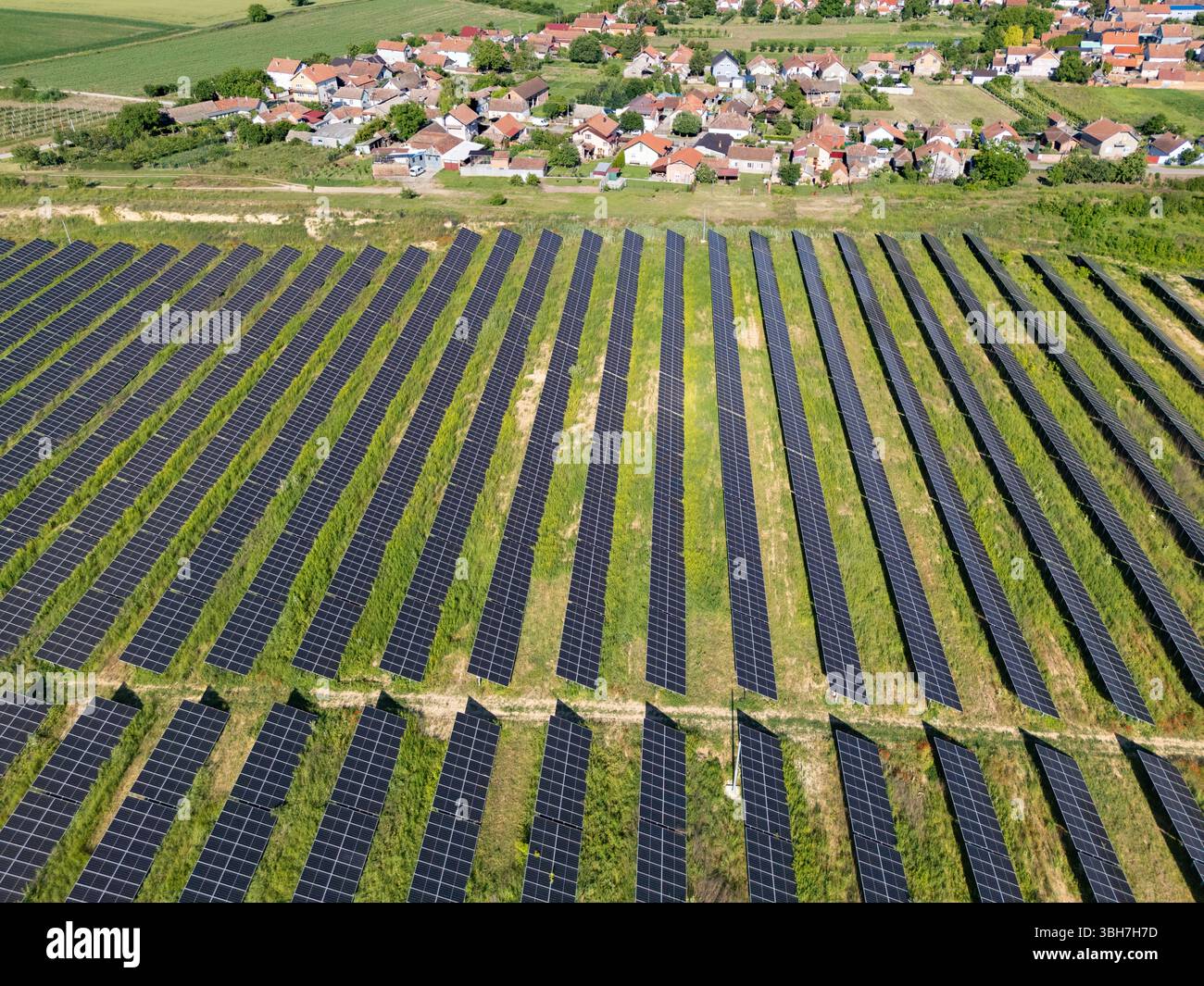 Vue aérienne du village à côté de la centrale solaire. Banque D'Images
