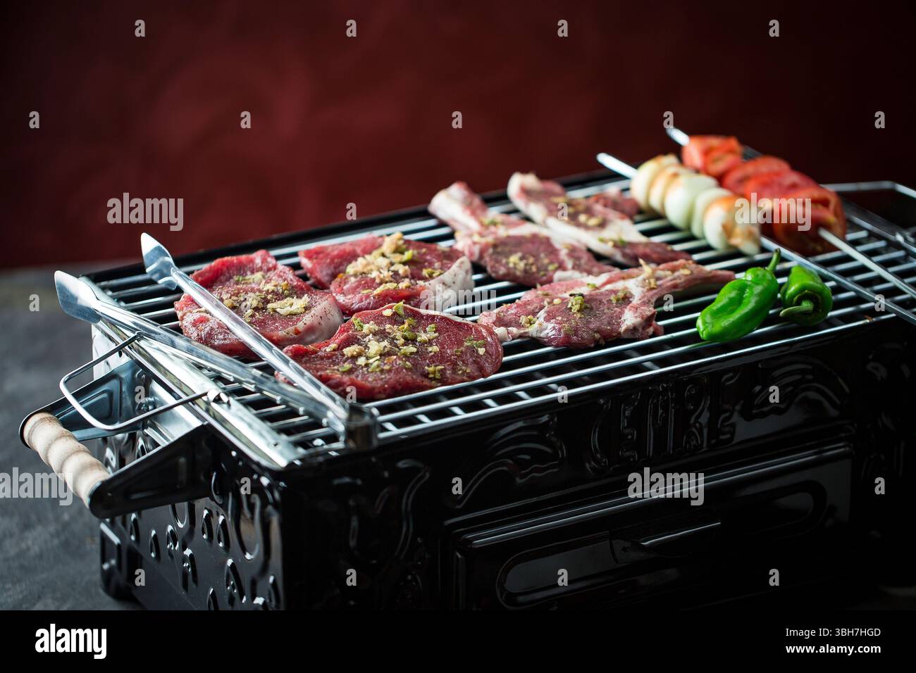 Morceaux d'agneau assaisonnés prêts à griller, section côtes. Banque D'Images