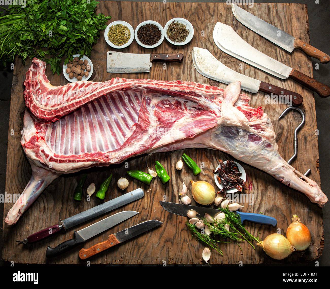 Un demi-agneau cru frais, vue de dessus sur la surface en bois. Banque D'Images