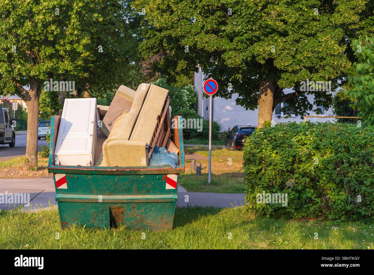 Récipient rempli de déchets encombrants Banque D'Images