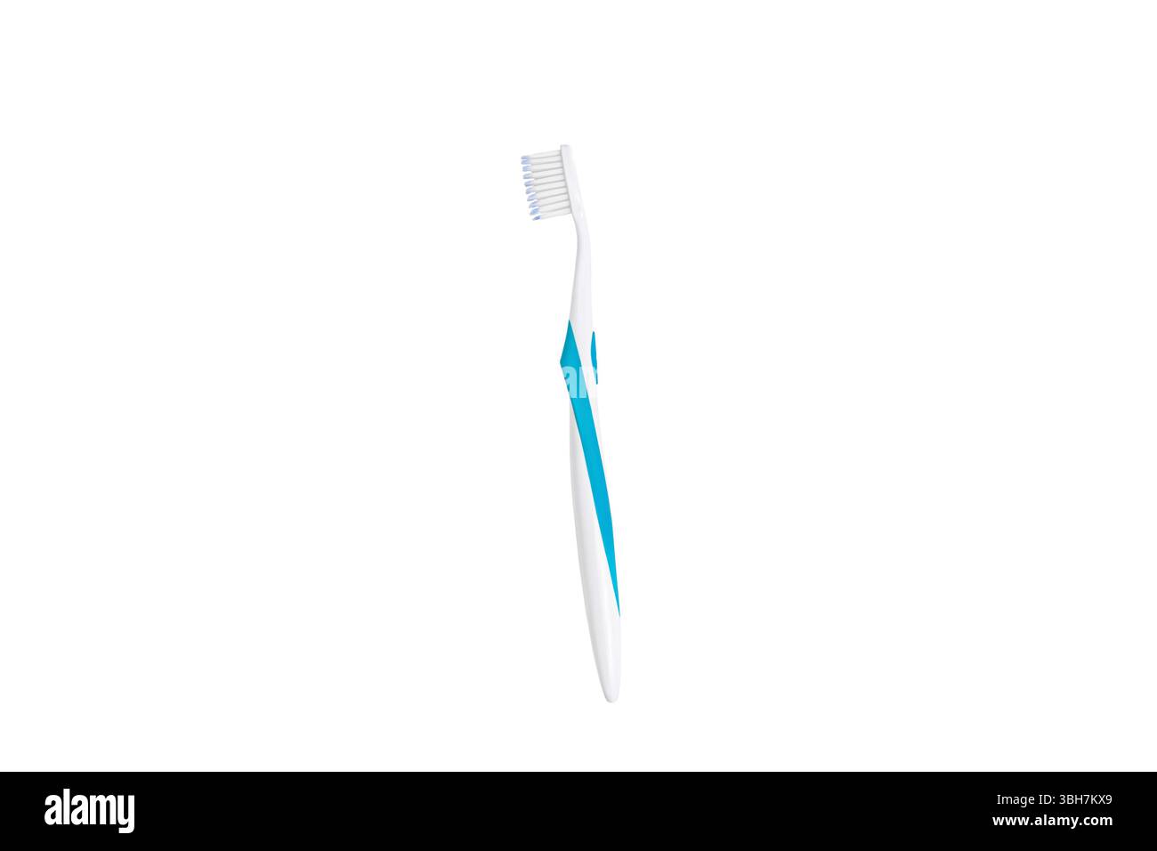 Une brosse à dents moderne avec un design blanc et bleu élégant avec fond transparent. Sa poignée ergonomique assure une prise en main confortable, Cleani efficace Banque D'Images
