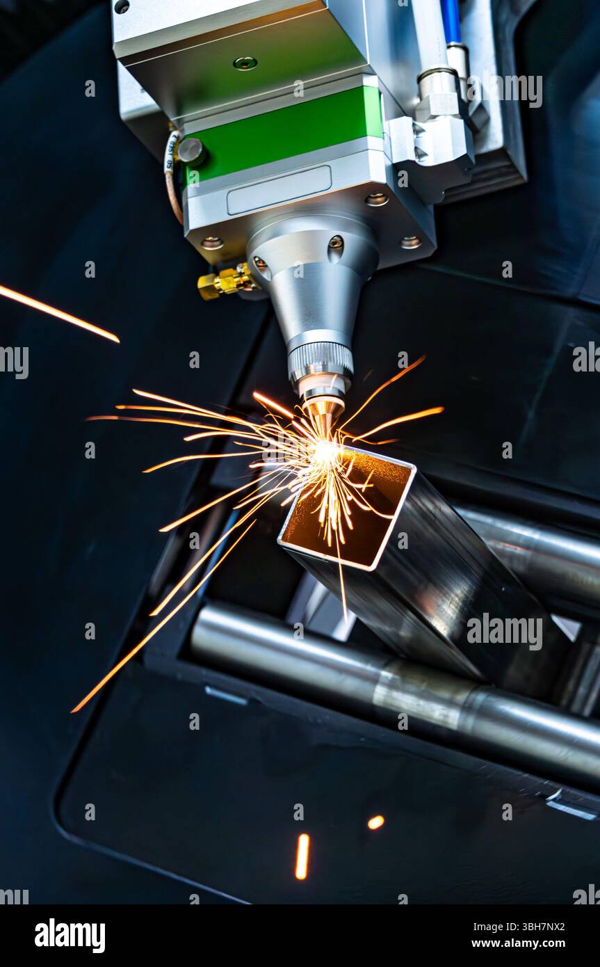 CNC laser et découpe au gaz du métal, technologie industrielle moderne faisant des détails industriels. L'optique laser et CNC sont utilisés pour diriger le matériau o Banque D'Images
