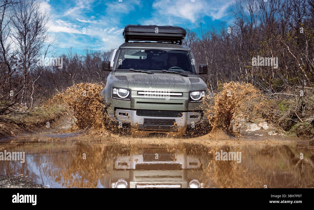 Voiture touristique hors route dans les montagnes. Voyage et vacances d'expédition, aventures dans les régions éloignées. Banque D'Images