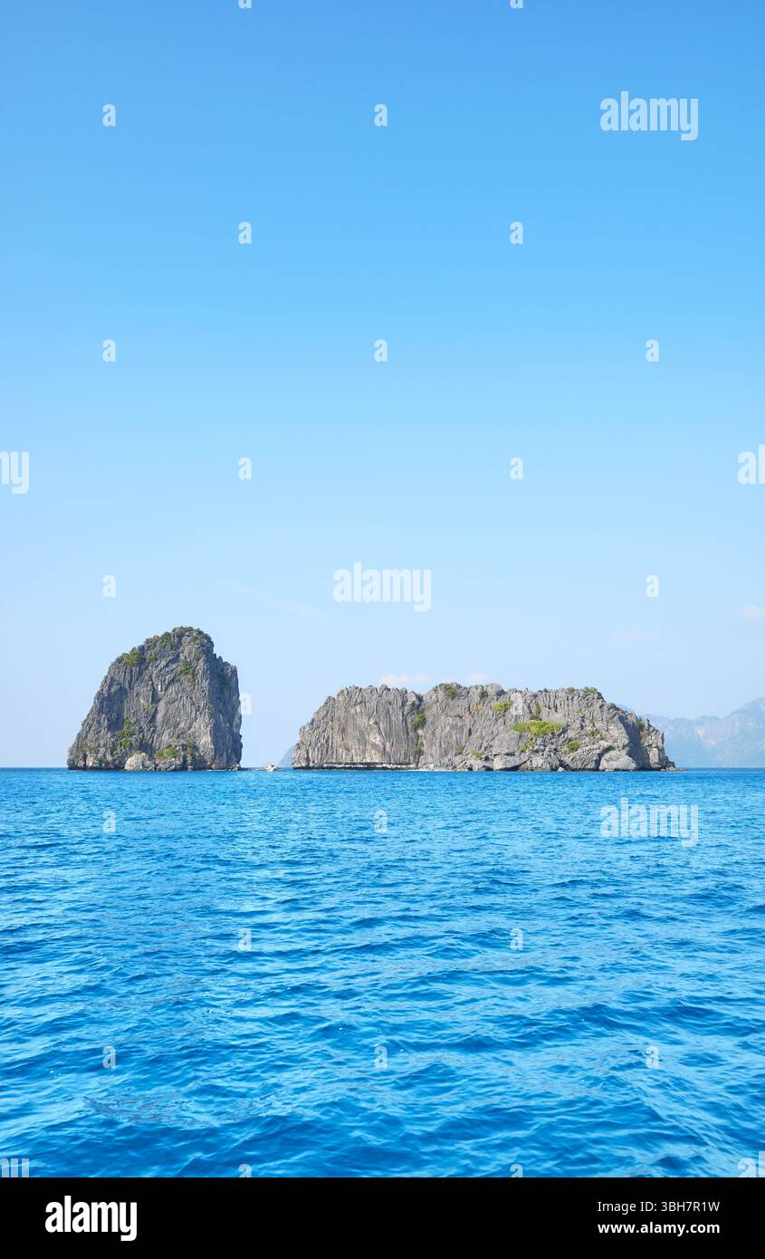 Îles rocheuses inhabitées des Philippines. Banque D'Images