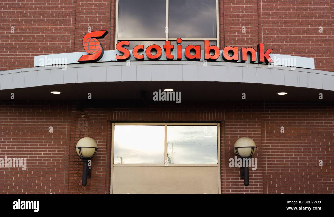 Truro, Canada - 29 avril 2020 : panneau d'entrée de la Banque Scotia. La Banque de Nouvelle-Écosse, ou Banque Scotia, est la troisième banque en importance au Canada en ce qui concerne le CA du marché Banque D'Images Truro, Canada - 29 avril 2020 : panneau d'entrée de la Banque Scotia. La Banque de Nouvelle-Écosse, ou Banque Scotia, est la troisième banque en importance au Canada en ce qui concerne le CA du marché Banque D'Images
