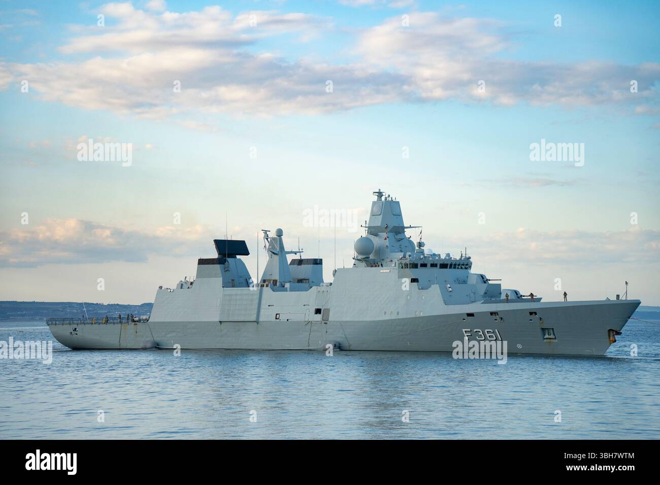 Leith, Édimbourg, Écosse, Royaume-Uni. 20 mai 2025. La frégate Iver Huitfeldt F361 de la Marine royale danoise arrive au port de Leith en visite. Banque D'Images