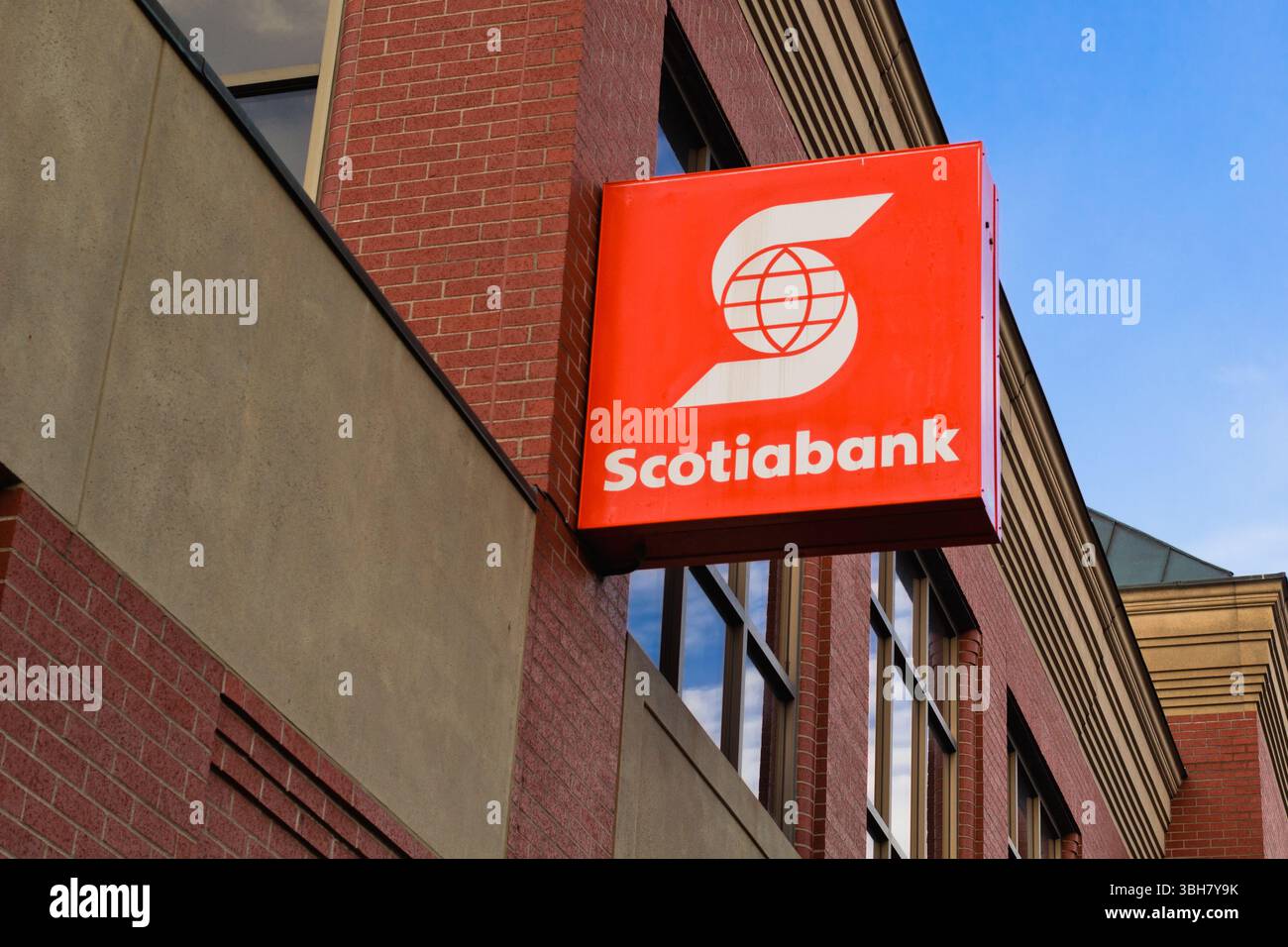 Truro, Canada - 29 avril 2020 : panneau de la Banque Scotia. La Banque de Nouvelle-Écosse, ou Banque Scotia, est la troisième banque en importance au Canada en termes de capitalisation boursière Banque D'Images Truro, Canada - 29 avril 2020 : panneau de la Banque Scotia. La Banque de Nouvelle-Écosse, ou Banque Scotia, est la troisième banque en importance au Canada en termes de capitalisation boursière Banque D'Images